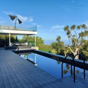 PREMIUM CAPE Camps Bay Lodge: a house with a swimming pool and a wooden deck