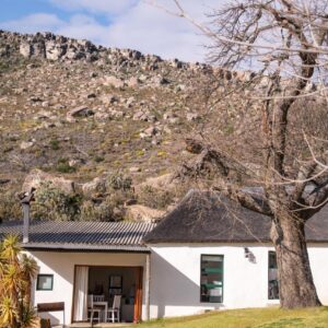 Ribbokskloof Cottages and Campsite: a house with a mountain in the background