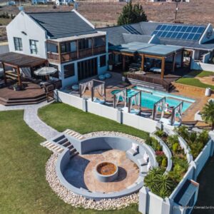 Rox and Sea Country Lodge: an aerial view of a house with a swimming pool
