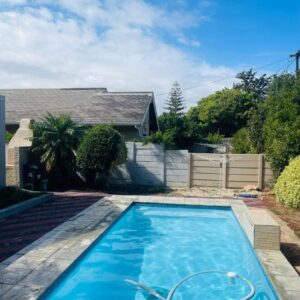 Ruka Manor B&B: a swimming pool in a yard with a house