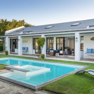 Sixteen Guesthouse on Main: a swimming pool in the backyard of a house