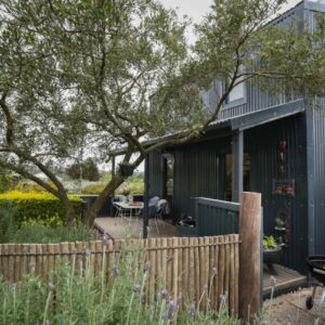 Soetlemoen: a green house with a fence and a garden