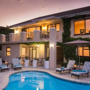 SomerZicht Guest House: a villa with a swimming pool in front of a house