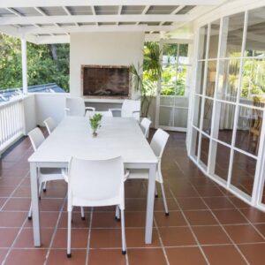 South Villa Guesthouse&Garden: a screened porch with a white table and chairs