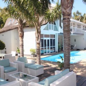 Southern Cross Guesthouse: a villa with a swimming pool and palm trees