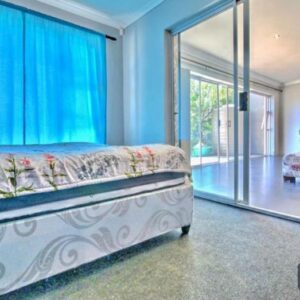 S&R Guesthouse: a bedroom with a bed and a large window