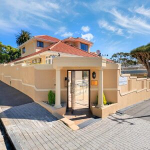 Sundown Manor Guest House: a small house on the side of a street