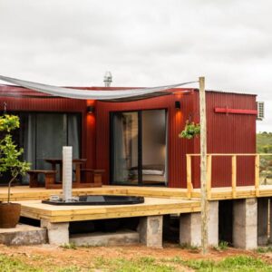 Swaels Rus: a red house with a wooden deck and a table