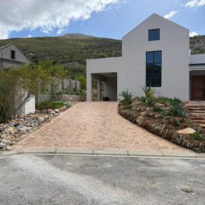 Tolbos Cottages: a white house with a brick driveway
