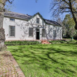 Twistniet BnB: a white house with a tree in the yard