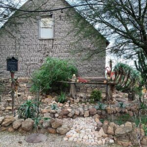 Vensterklip Guest Farm: a stone house with a garden in front of it