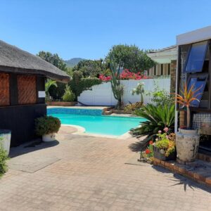 Vergenoegd Guesthouse: a house with a swimming pool in a yard