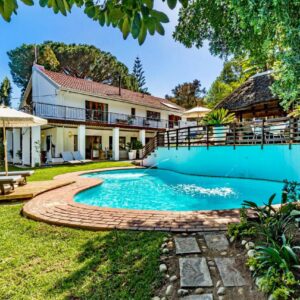 Villa Helderberg: a swimming pool in the backyard of a house