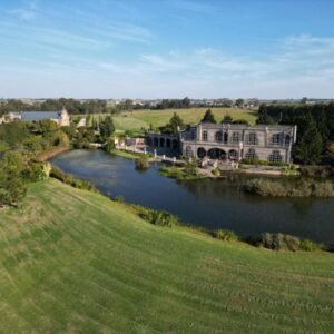 Vineam Castle - Manor Guesthouse: an aerial view of a large house on a river