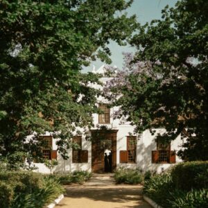 Vrede en Lust Estate: a white house with a door through trees