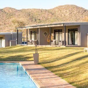 Wildehondekloof Game Lodge: a house with a swimming pool in the yard