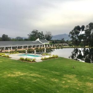 Witzenberg Guest Farm: a house with a large lawn and a pond