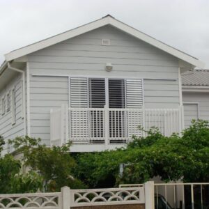 ZEN Tree bed & breakfast: a white house with a fence in front of it