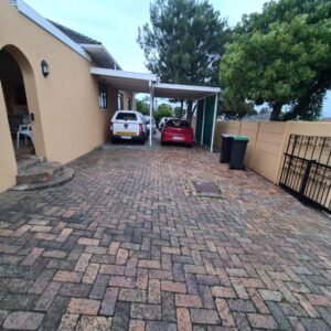 Zenith House Boston Self Catering Accomodation: a driveway in front of a house with a car garage