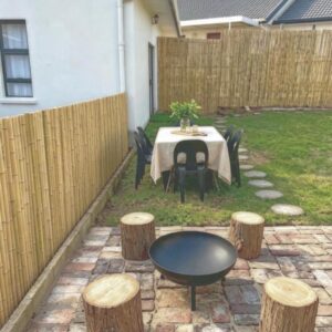 Zuid Haus Cottages: a patio with a table and four logs